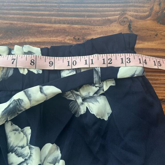 NEW IJOAH Women's Kadie Floral Shorts Navy White Size Medium Vacation Tropical - Picture 7 of 8